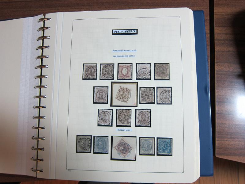 0019 (146).JPG -     Lote:    19      Marcofilia      Lotes Especiais       Descrição:         Portugal. Colecção especializada de carimbos de duplo círculo, tipo 1852, montada em 4 álbuns Lindner, com selos de diversas emissões e cartas, com estudo minucioso de cada marca. Lote a ver.         Lote       Valor Base:     &euro; 2.500,00     Valor Venda:     Retirado     